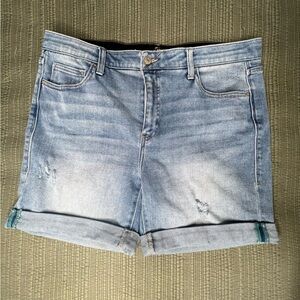 Lularoe boy friend demin shorts in the color Yosemite